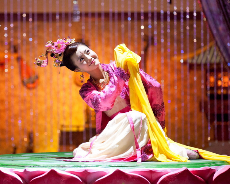Bao Văn Thanh diện váy hồng trẻ trung rực rỡ